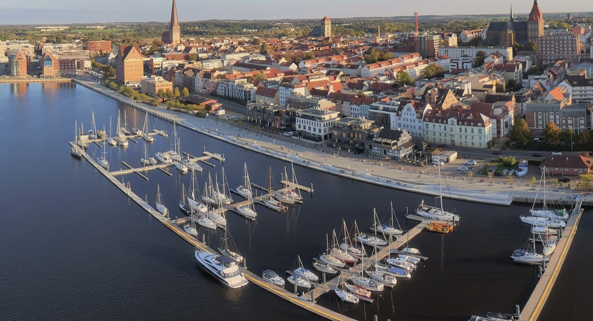 Luftbild des Rostocker Stadthafens mit Marina und Altstadt – Standort der Ocean’s End Business Lounge